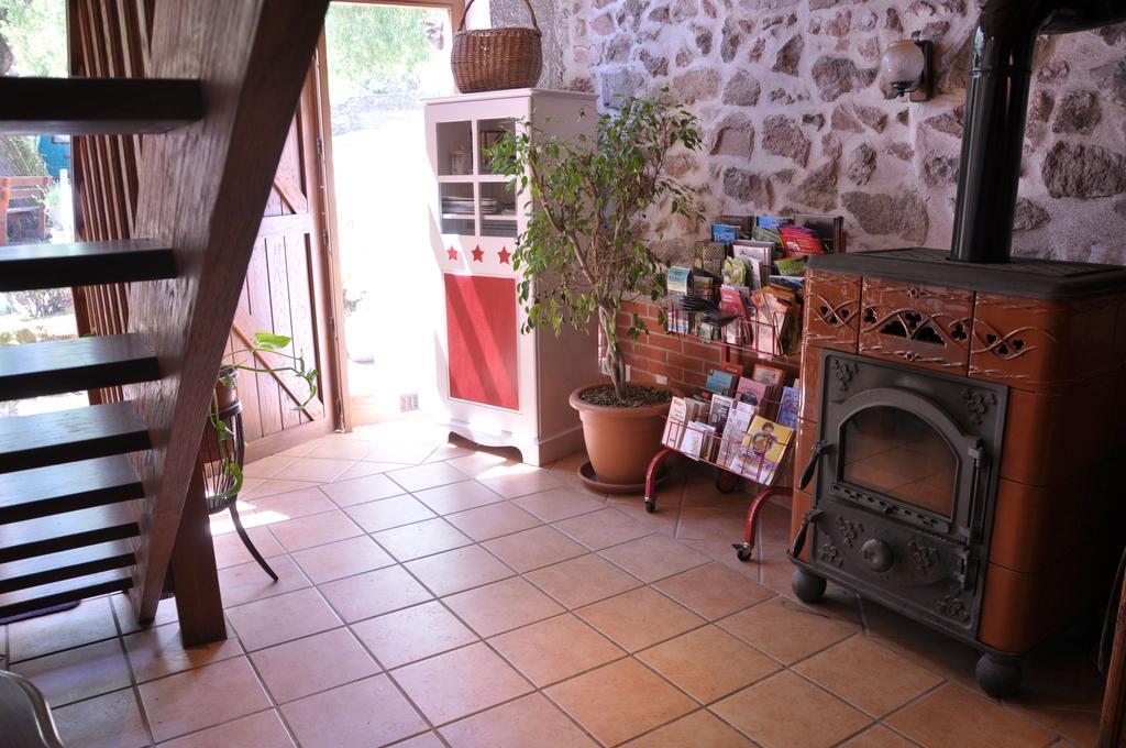 La Ferme Aux Abeilles Hotel Ambierle ภายนอก รูปภาพ